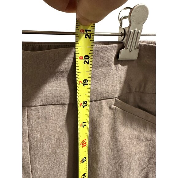 ๐ 2/$20 ๐ Chicos Perfect Stretch Womens Shorts Size 1 Beige Rayon Blend - Picture 2 of 6